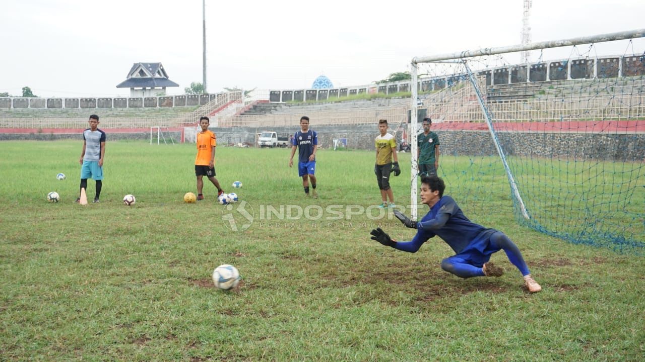 Kiper anyar Madura United, Muhammad Ridho Djazuli. Copyright: © Ronald Seger/Indosport.com