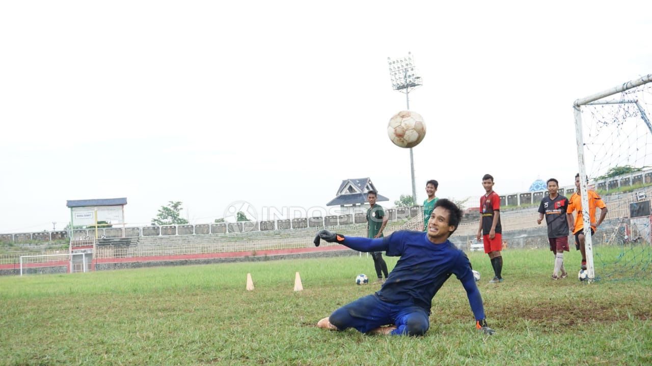 Kiper anyar Madura United, Muhammad Ridho Djazuli. Copyright: © Ronald Seger/Soicaumienbac.cc
