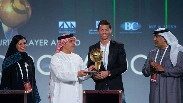 Cristiano Ronaldo menerima penghargaan Globe Soccer Awards 2018 Copyright: © INDOSPORT
