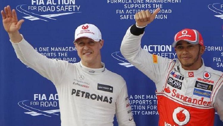 Pembalap tim Mercedes, Lewis Hamilton mengaku tak tertarik untuk melampaui rekor milik sang legenda Michael Schumacher di kejuaraan Formula 1 (F1). Copyright: © The Hindu