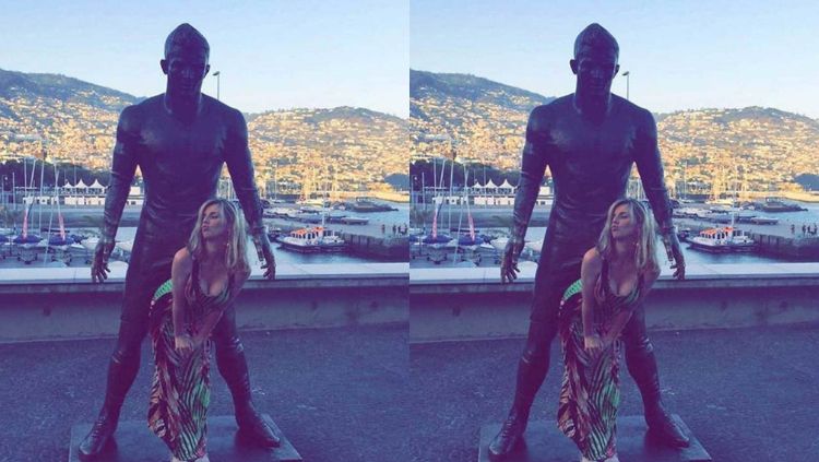Wanita berpose menungging di patung Cristiano Ronaldo Copyright: &copy; Marca