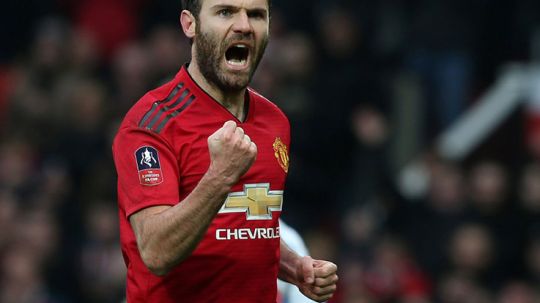 Juan Mata saat mencetak gol ke gawang Reading di Piala FA. Copyright: © Getty Images