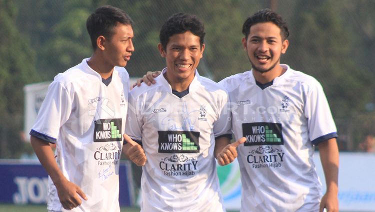 Gelandang Persib Bandung, Gian Zola (kanan) dan adiknya Beckham (kiri) berfoto bersama Eka Ramdani. Copyright: © INDOSPORT/Arif Rahman