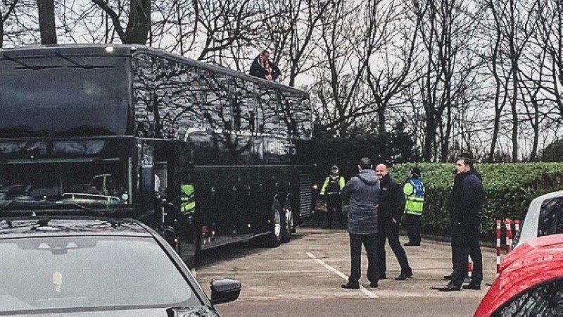 Bus Arsenal diduduki fans Blackpool Copyright: © Mirror
