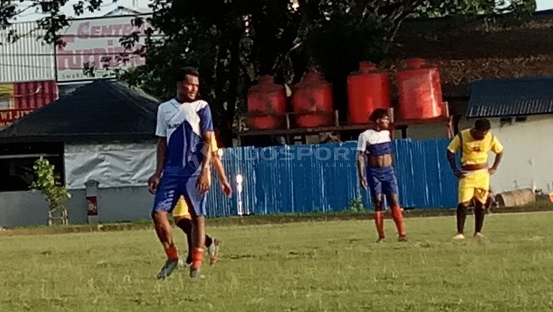 Eks Arema FC, Israel Wamiau saat berlaga bersama klub lokal di Jayapura dalam Turnamen Piala Danlantamal X. Copyright: © djarwo bigreds/indosport.com