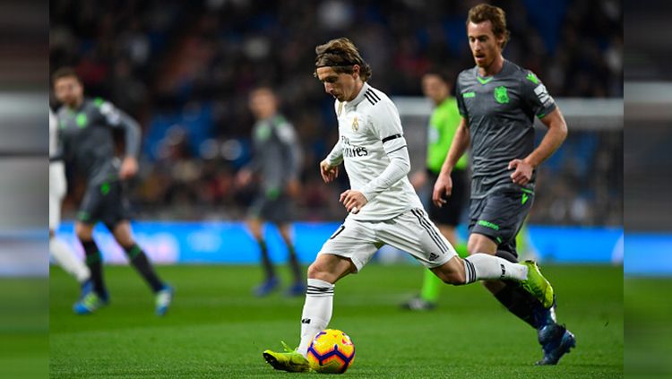 Perebutan bola Luka Modric' dengan pemain Real Sociedad Copyright: © Getty Images