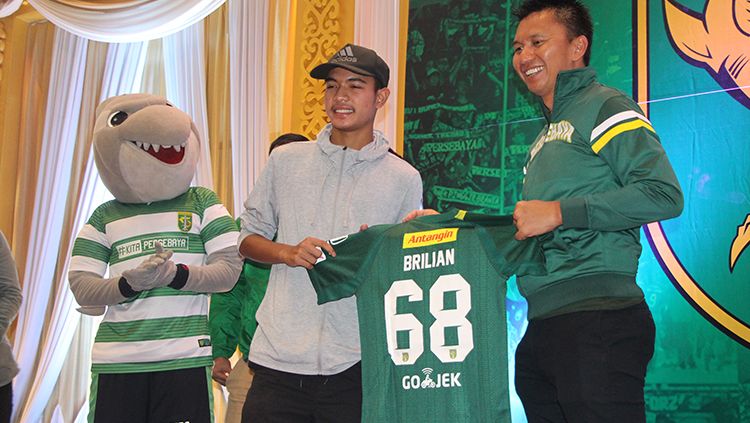 Brylian Aldama bersama Presiden Persebaya Azrul Ananda. Copyright: © INDOSPORT/Fitra Herdian