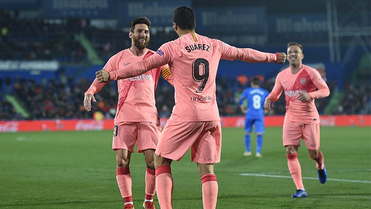 Lionel Messi & Luis Suerez saat merayakan gol. Copyright: © Getty Images