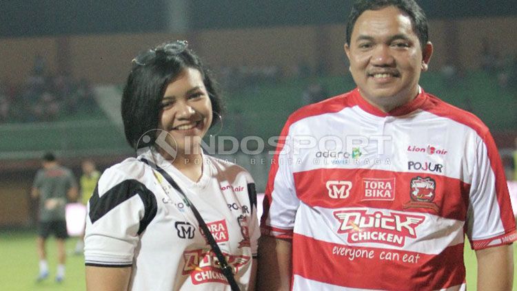 Annisa Zhafarina (kiri) bersama sang ayah, Aqsanul Qasasih, pemilik Madura United. Copyright: © Ian Setiawan/INDOSPORT