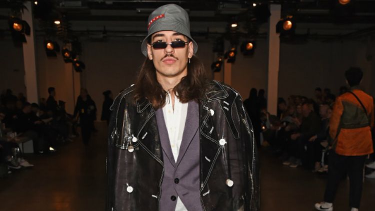 Hector Bellerin tampil unik di London Fashion Week. Copyright: © INDOSPORT