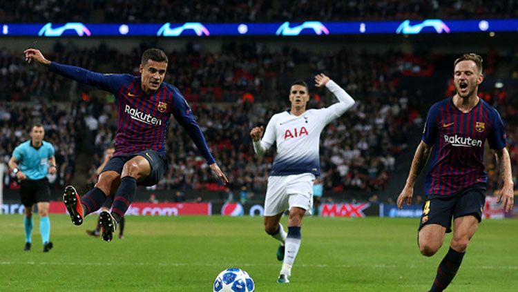 2 pemain Barcelona, Philippe Coutinho (kiri) dan Ivan Rakitic saat melawan Tottenham di Liga Champions Eropa.  Copyright: © Getty Images