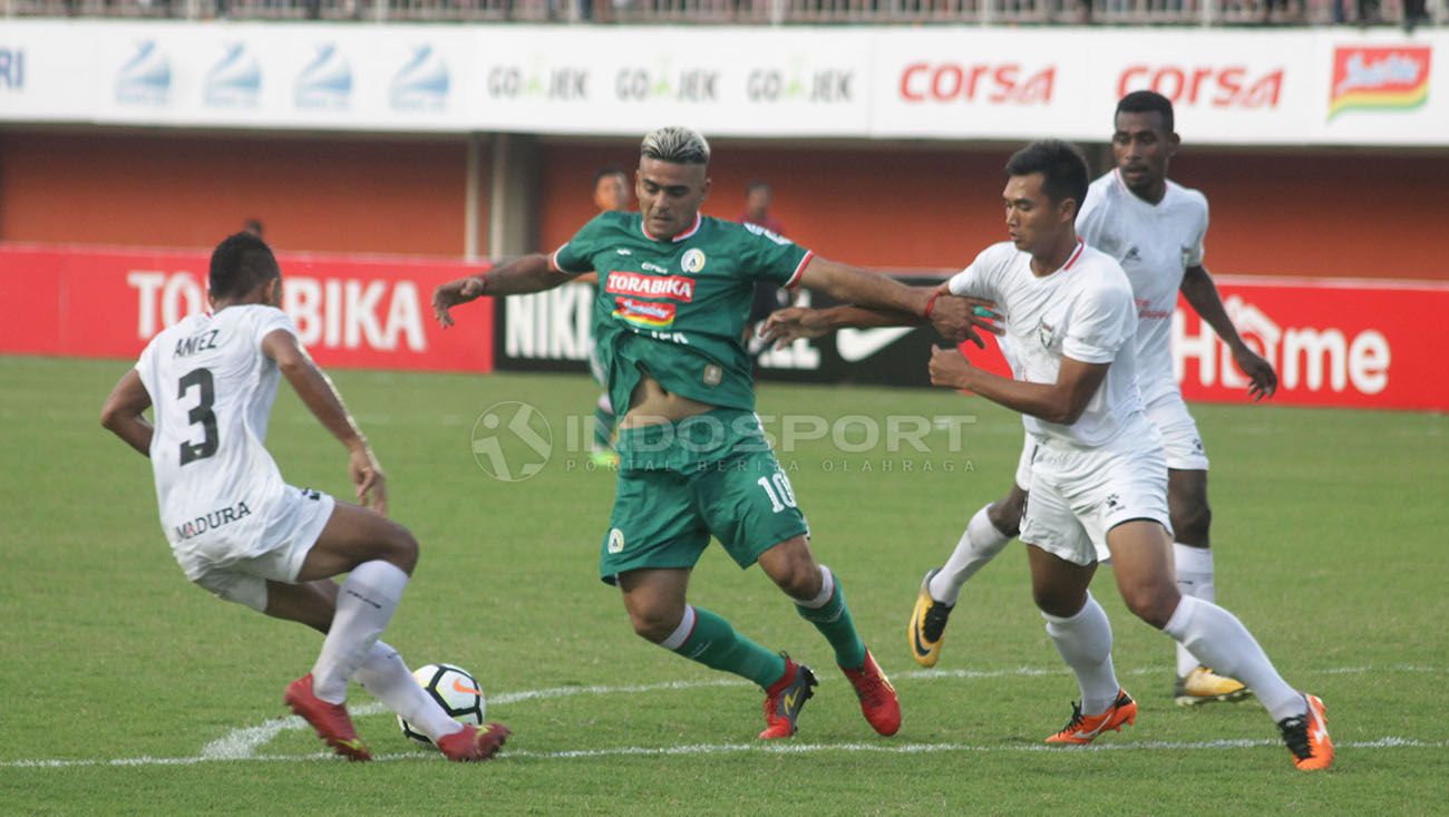 Masa depan striker gaek, Cristian Gonzales belum menemui kejelasan. Copyright: © Ronald Seger Prabowo/Indosport.com
