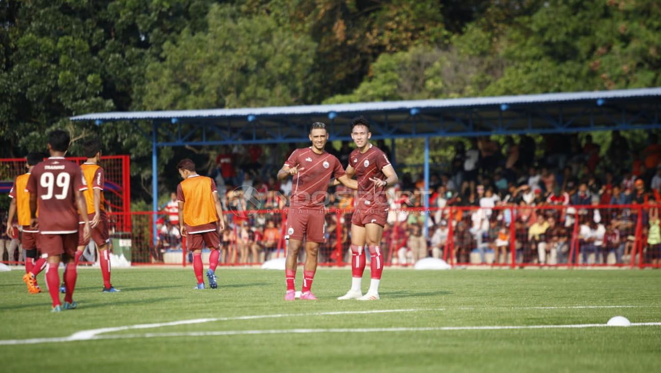 Bruno Matos dan Ryuji Utomo berfoto bersama di sesi latihan perdana Persija Jakarta, Senin (07/01/18). Copyright: © Herry Ibrahim/Indosport.com