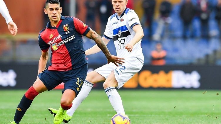 Cristian Romero (baju merah garis biru), bintang Juventus saat bermain di Genoa Copyright: © ESPN