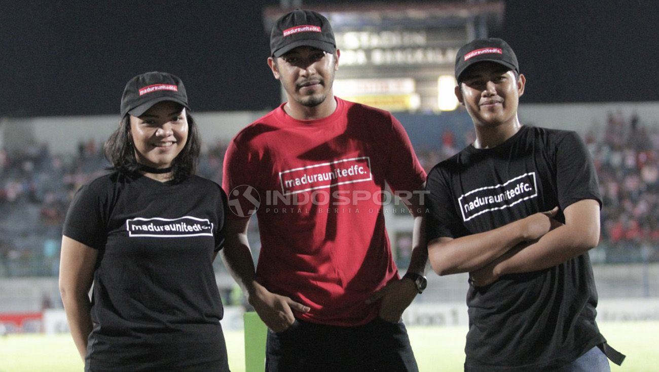 Annisa Zhafarina (COO Madura United, kiri) memaparkan alasan lebih memilih produk lokal. Copyright: © Ian Setiawan/Indosport.com