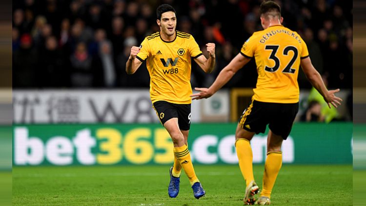 Raul Jimenez bawa Wolves unggul 1-0 atas Liverpool Copyright: © Getty Images