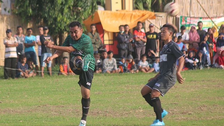 Fajar Listiyantoro tengah mengeksekusi bola. Copyright: &copy; Ronald Seger Prabowo/INDOSPORT