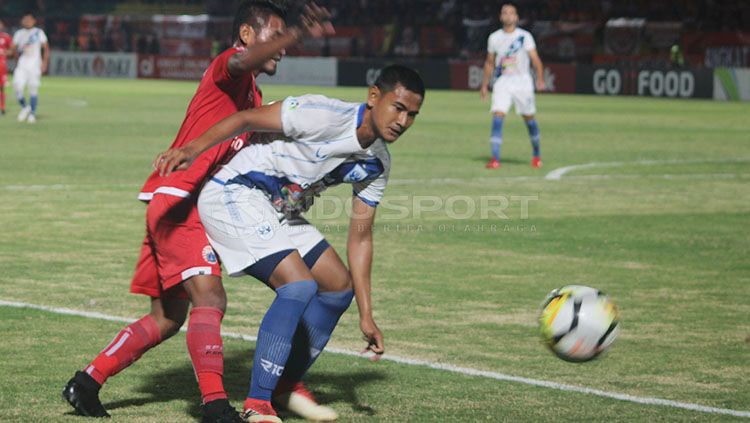 Haudi Abdillah (PSIS Semarang) menahan pemain Persija Copyright: © Ronald Seger Prabowo/INDOSPORT