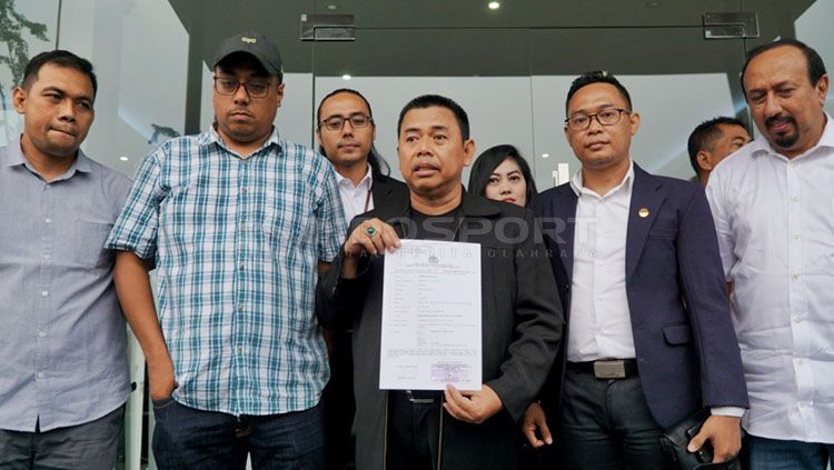 Chairul Basalamah dan Cholid Ghoromah di dampingi manajer dan kuasa hukum Persebaya. Copyright: © Fitra Herdian/INDOSPORT