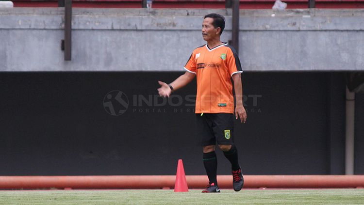 Djadjang Nurdjaman memperhatikan pemainnya latihan. Copyright: © Fitra Herdian/INDOSPORT