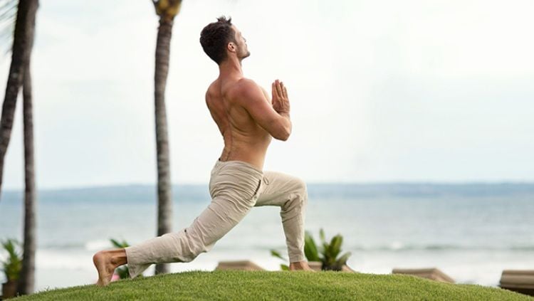 Yoga merupakan salah satu olahraga ringan yang bisa dilakukan saat ngabuburit. Copyright: © Chopra News