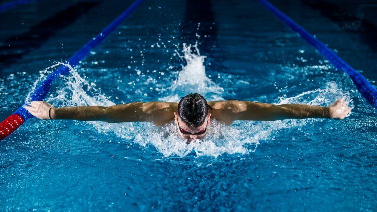 Pria sedang berenang Copyright: © Unsplash