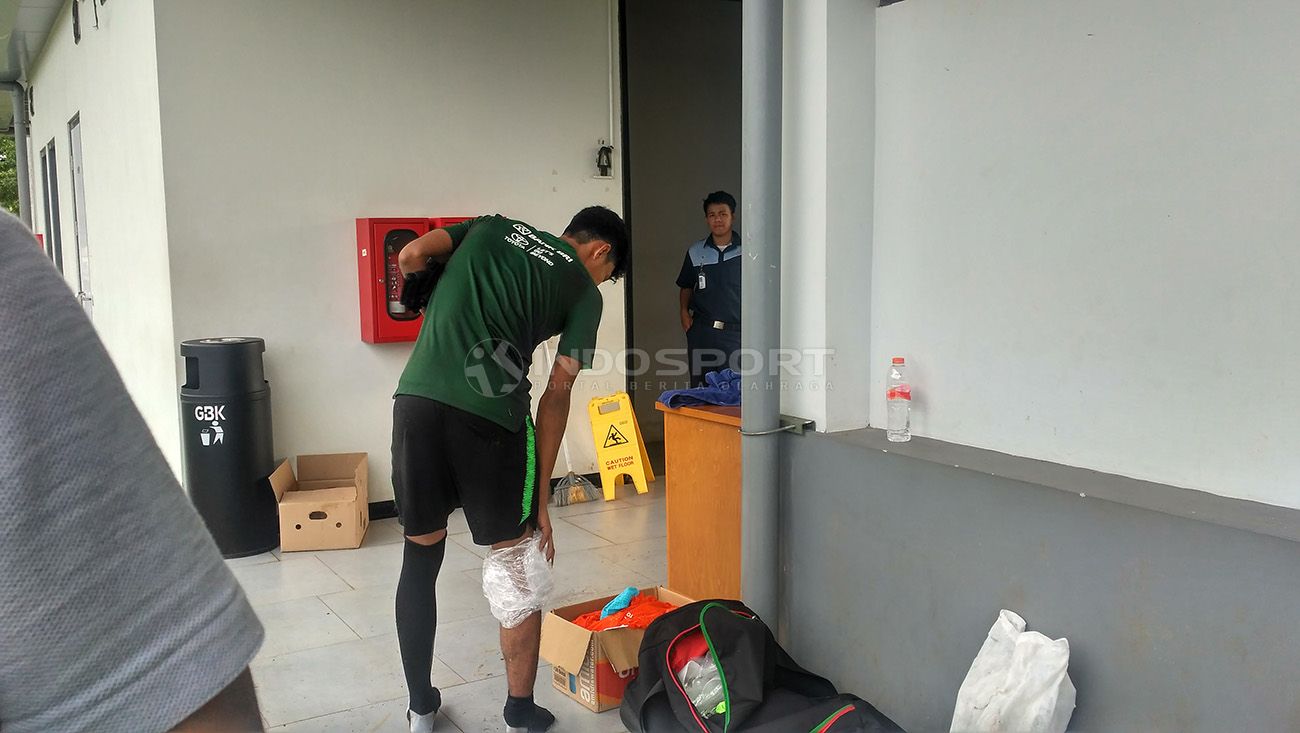 Salah satu pemain Timnas Indonesia U-22, Hilman Syah dilaporkan mengalami cedera pada pemudatan latihan, di hari ketiga, Rabu (09/01/19) di Lapangan ABC Senayan, Jakarta. Copyright: © Petrus Manus DaYerimon/Indosport.com
