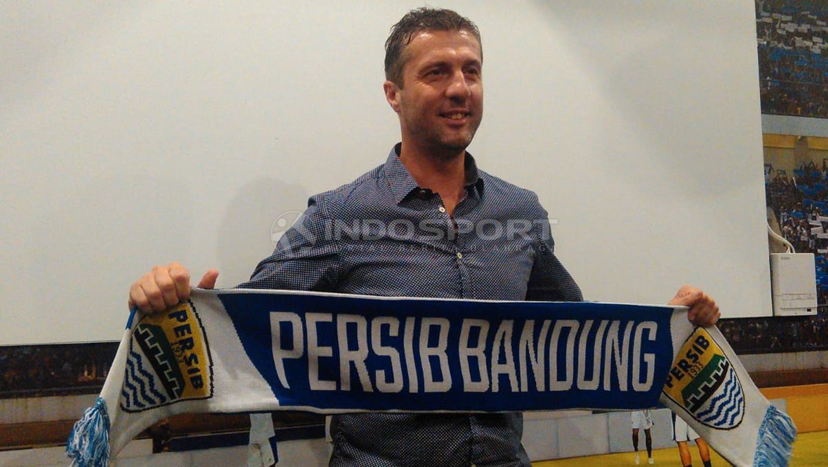 Cerita salah satu mantan penggawa asing Persib Bandung, Miljan Radovic, saat masih bermain di Liga Indonesia serta lawan terberat yang pernah dihadapinya. Copyright: © Arif Rahman/Indosport.com