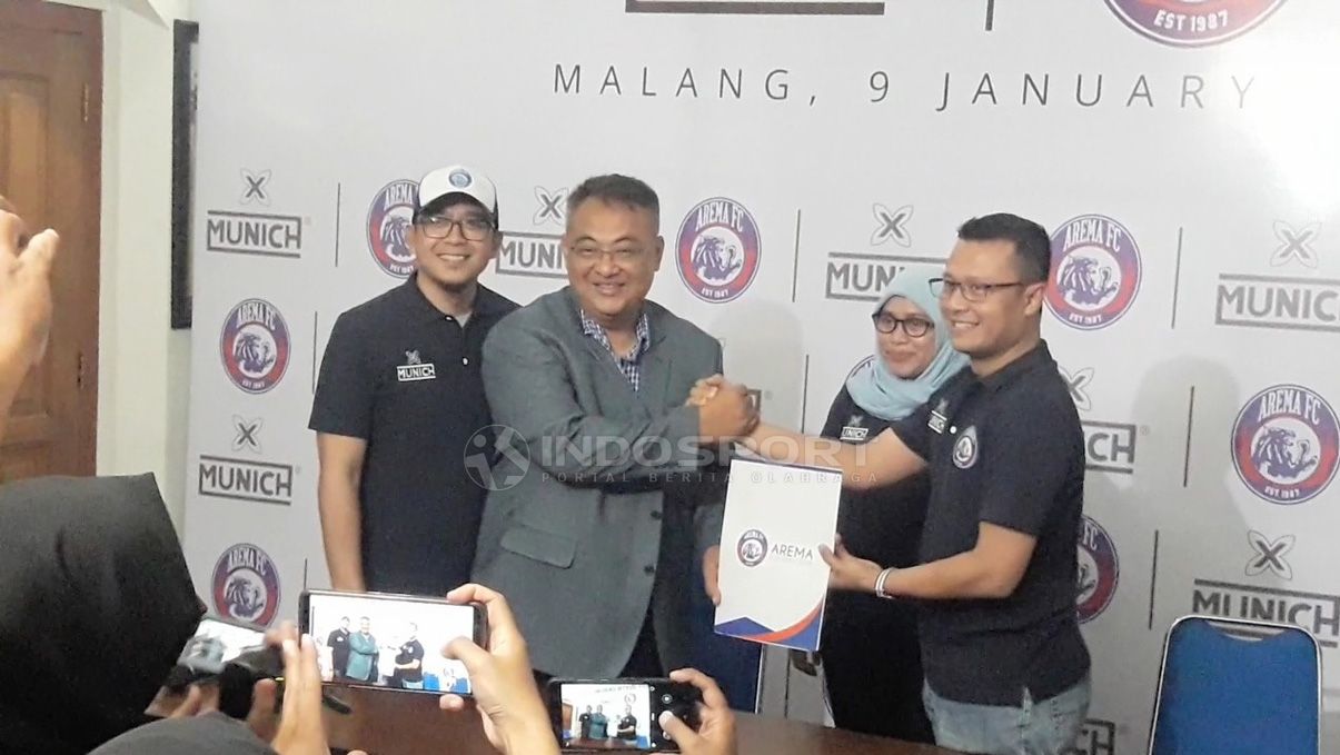 Kerjasama Arema FC dengan Munich Sport. Copyright: © Ian Setiawan/Football265.com