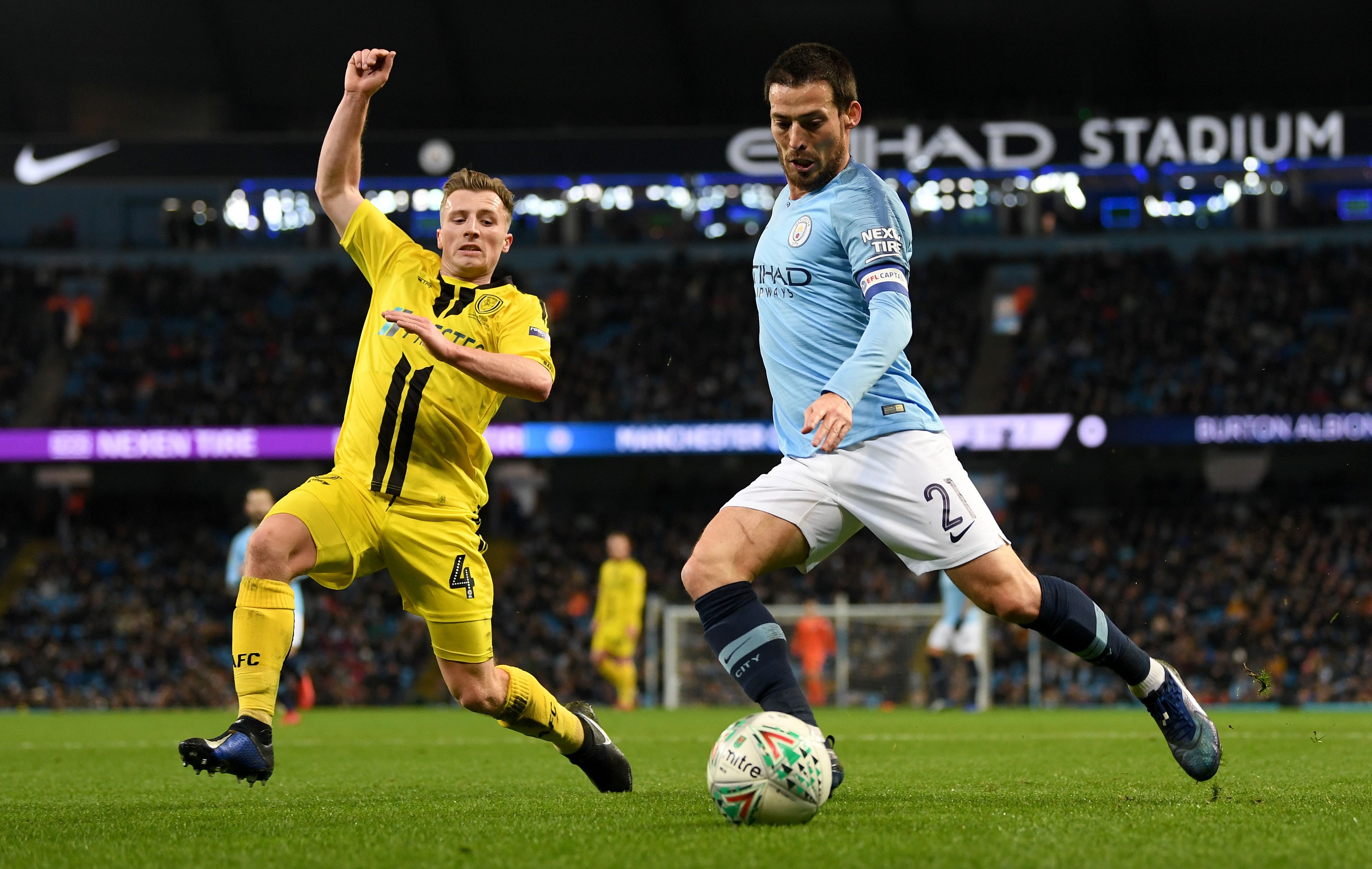 Perebutan bola di lini temgah. Copyright: &copy; Getty Images
