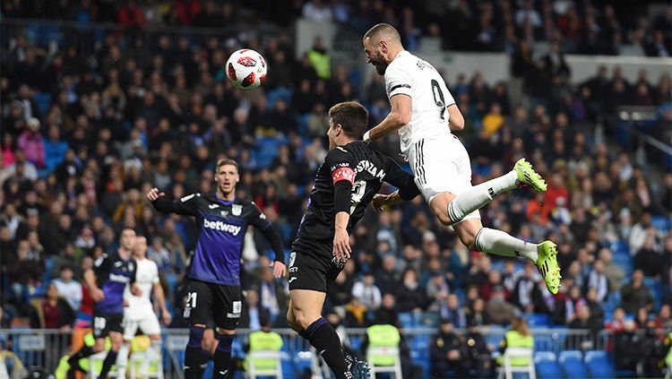 Karim Benzema berduel udara dengan pemain Leganes Copyright: © Getty Images