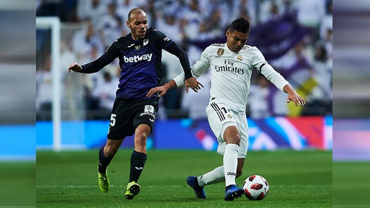 Perebutan bola di lini temgah. Copyright: &copy; Getty Images