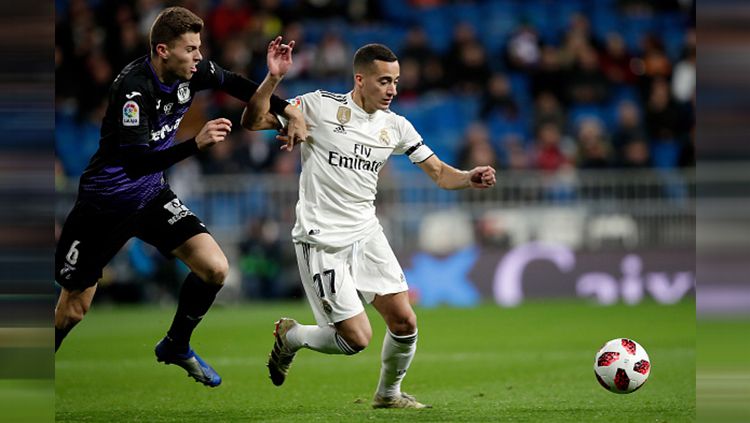 Perebutan bola di lini temgah. Copyright: &copy; Getty Images