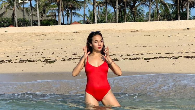 Naomi Zaskia mengenakan baju merah di salah satu pantai Copyright: © Naomi Zaskia