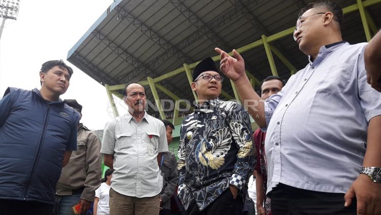 Diskusi kecil antara manajemen Arema FC bersama Sutiaji, Wali Kota Malang saat menghadiri latihan tim di Stadion Gajayana. Copyright: © Ian Setiawan/INDOSPORT