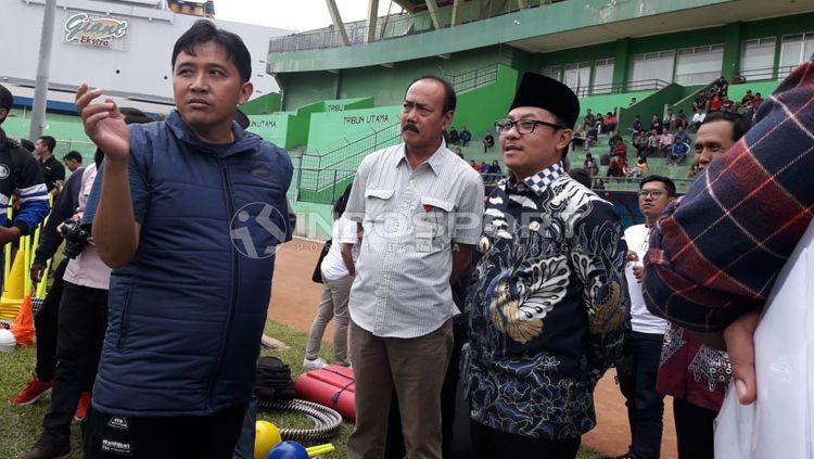 Diskusi kecil antara manajemen Arema FC bersama Sutiaji, Wali Kota Malang saat menghadiri latihan tim di Stadion Gajayana. Copyright: © Ian Setiawan/INDOSPORT