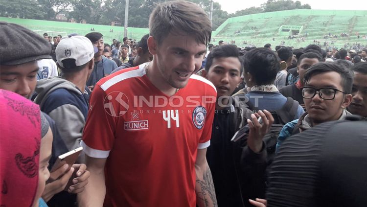 Gelandang baru Arema FC asal Uzbekistan Pavel Smolyachenko ketika dikerubungi awak media. Copyright: © Ian Setiawan/INDOSPORT