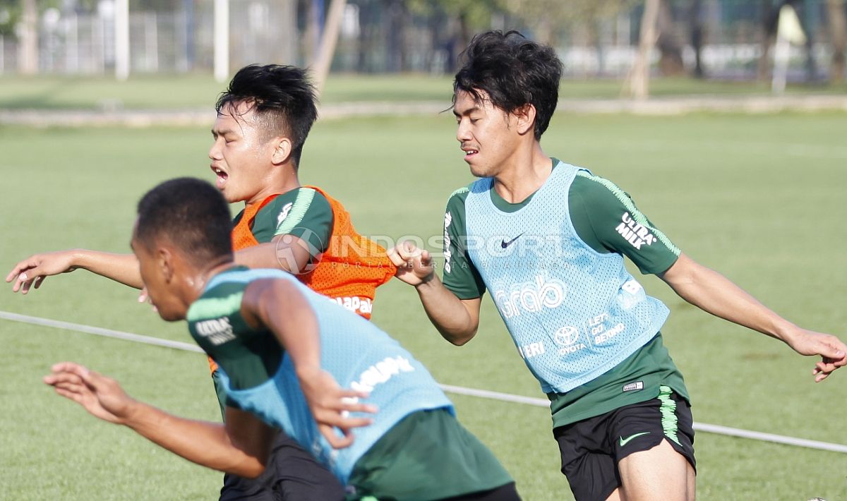 Luthfi Kamal (kanan) menarik baju Witan Sulaiman saat latihan. Copyright: © Herry Ibrahim/INDOSPORT