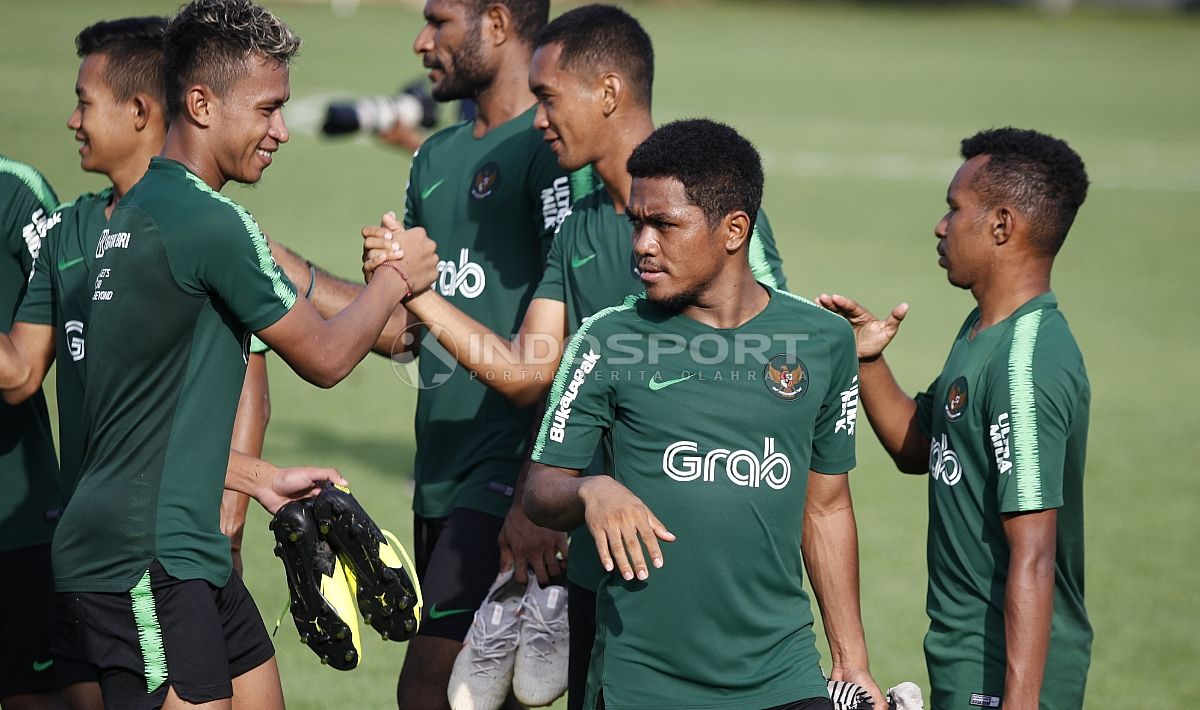 Billy Keraf dan Osvaldo Haay menyalami rekan-rekannya usai latihan Timnas U-22. Copyright: © Herry Ibrahim/INDOSPORT