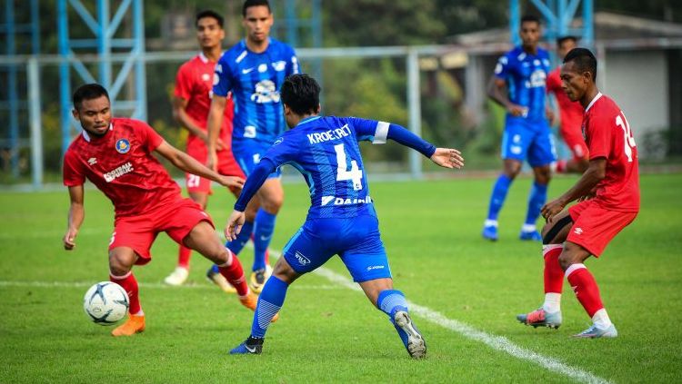Saddil Ramdani saat membela Pahang FA melawan Chonburi FC Copyright: © Chonburi FC