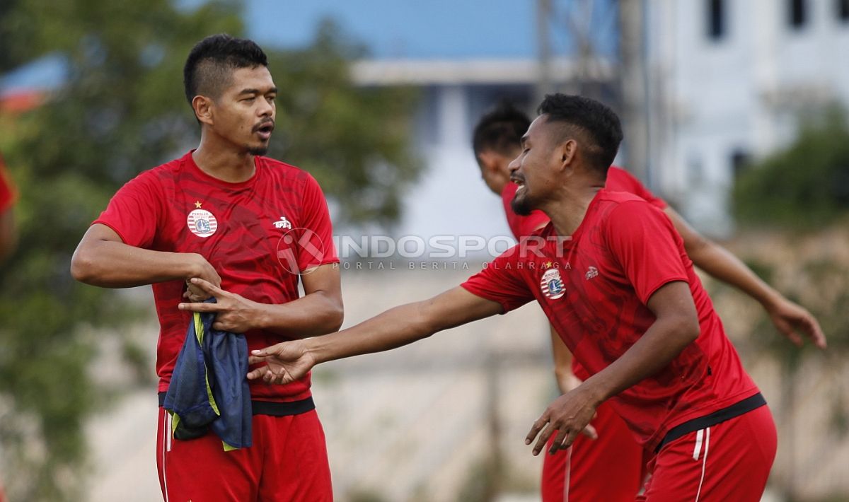 Interaksi dua pemain senior Persija, Bambang Pamungkas dan Ramdani Lestaluhu. Copyright: © Herri Ibrahim/Soicaumienbac.cc