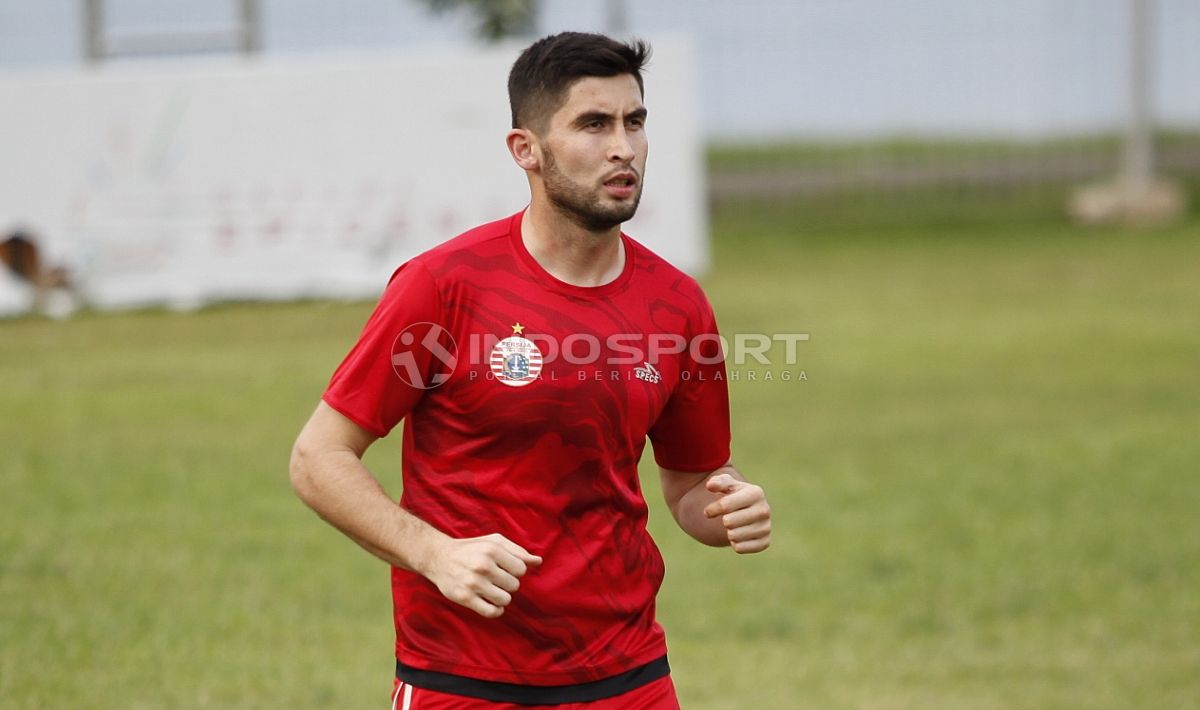 Pemain anyar Persija, Jakhongir Abdumuminov hanya melakukan joging kecil dalam latihan pertamanya karena baru saja tiba di Indonesia. Copyright: © Herri Ibrahim/Indosport.com