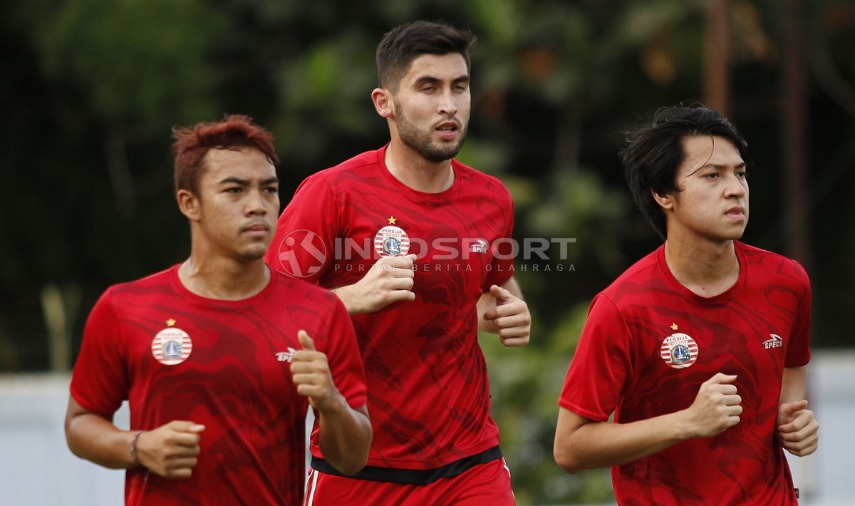 Pemain anyar Persija, Jakhongir Abdumuminov melakukan joging dengan dua rekannya dalam latihan. Sebelumnya pemain asal Uzbekistan ini telah melalui serangkaian tes medis dan tanda tangan kontrak. Copyright: © Herri Ibrahim/Indosport.com