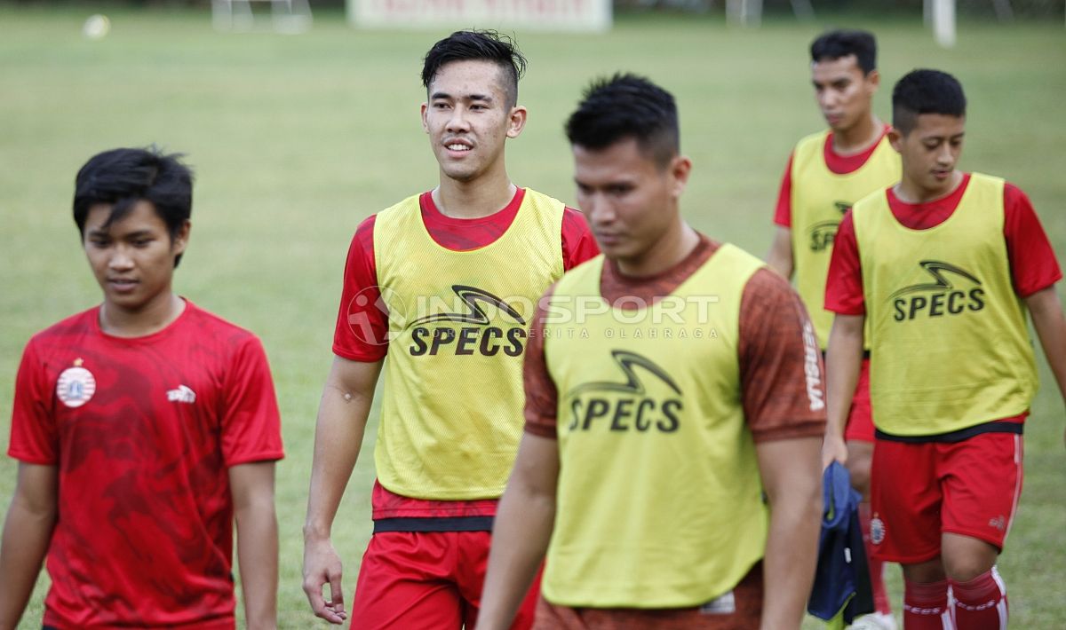 Ryuji Utomo (kedua dari kiri) bersama rekan-rekannya dalam latihan. Copyright: © Herri Ibrahim/Soicaumienbac.cc