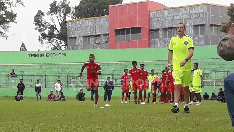 Milo saat memimpin latihan tim Copyright: © Ian Setiawan/INDOSPORT