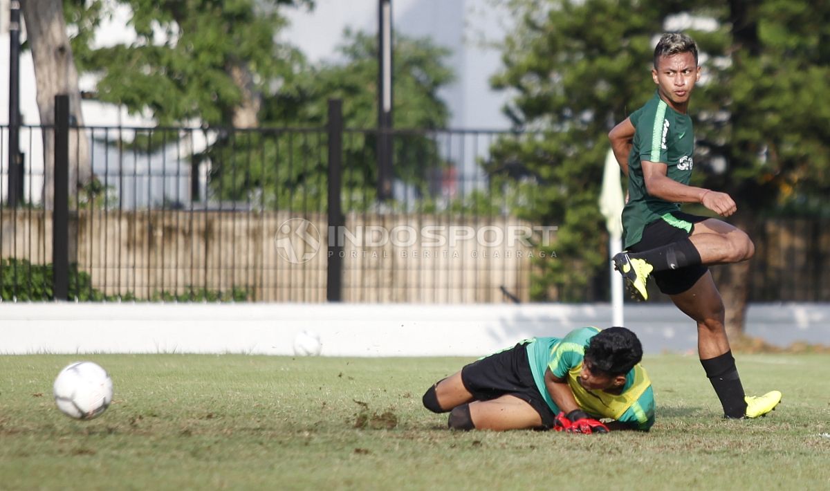 Osvaldo Haay (kanan) gagal melewati kiper Hilman Syah saat internal game Timnas Indonesia U-22. Copyright: © Herry Ibrahim/INDOSPORT