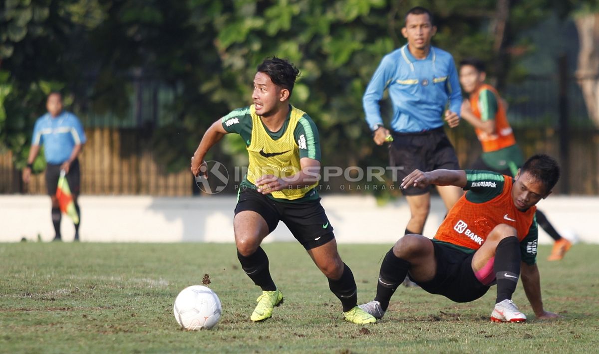 Aksi Gian Zola dalam sesi latihan Timnas Indonesia U-22. Copyright: © Herry Ibrahim/INDOSPORT