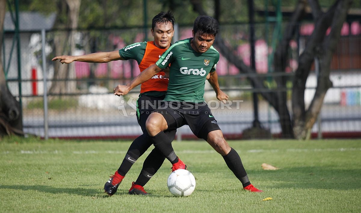 Duel antara Asnawi Mangkualam (kanan) dengan Rachmat Irianto. Copyright: © Herry Ibrahim/INDOSPORT