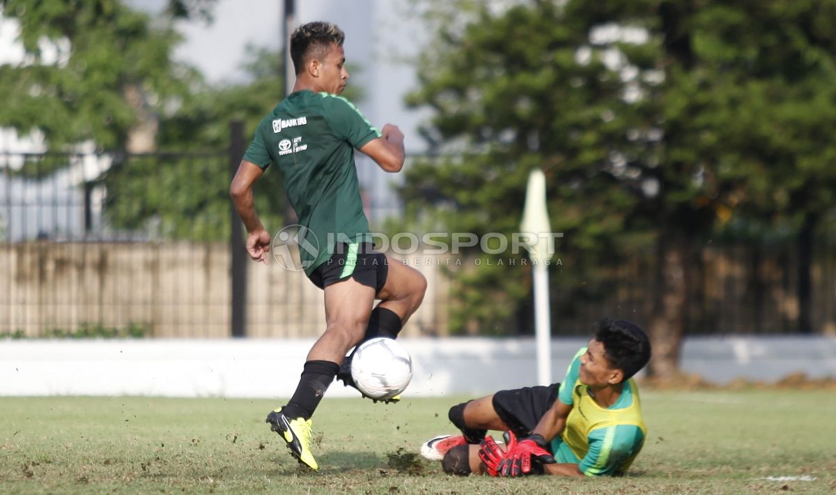 Aksi Osvaldo Haay (kiri) mencoba melewati kiper Hilman Syah. Copyright: &copy; Herry Ibrahim/INDOSPORT