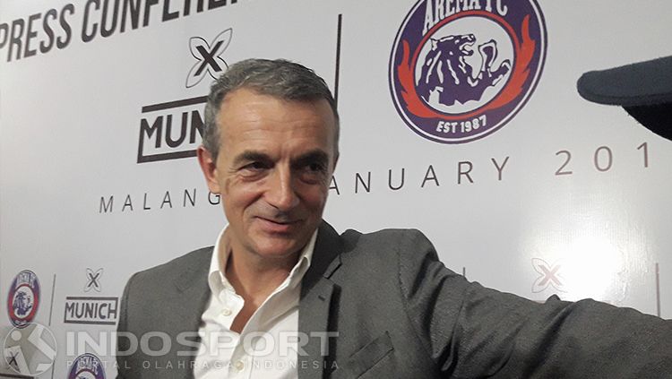 Milomir Seslija, mantan pelatih kepala Arema FC. Copyright: © INDOSPORT/Ian Setiawan